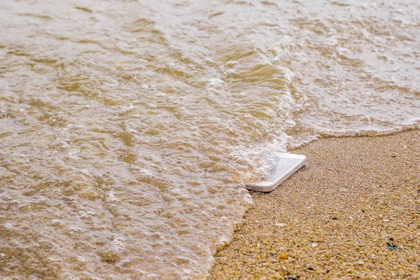 Utracone inteligentny telefon padł zniknij na plaży — Zdjęcie stockowe
