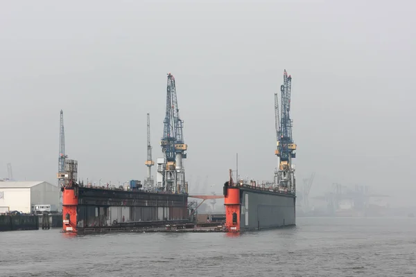 Yüzer iskele Hamburg liman.