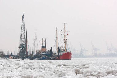 Elbe Nehri kışın.