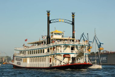 Tarihi yolcu gemisi Mississppi Kraliçe yıllık Cruise Gemi içinde geçit töreni Hamburg liman sırasında.