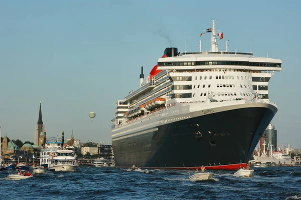 Queen Mary 2, luksusowy liniowiec Cunard opuści port w Hamburgu po wzięciu udziału w paradzie dni rejs. — Zdjęcie stockowe