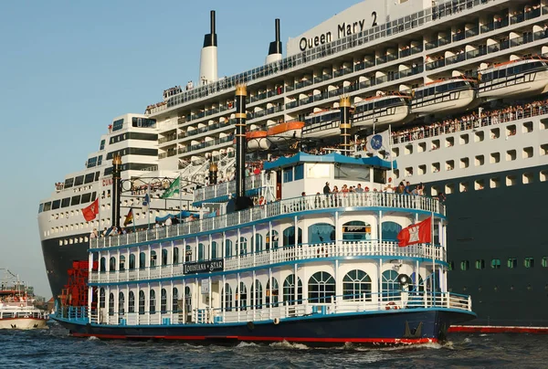 Louisiana yıldız tarihi gemisi ve yıllık Cruise Gemi içinde geçit töreni Hamburg liman sırasında modern yolcu gemisi Queen Mary 2.