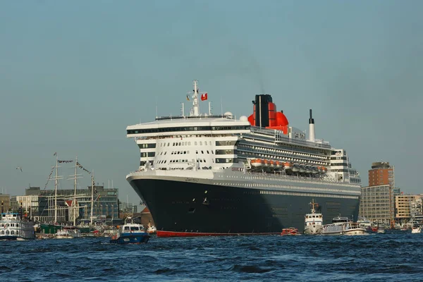 Queen Mary 2, el trazador de líneas de Cunard lujo deja el puerto de Hamburgo después de participar en el desfile crucero. Fotos De Stock