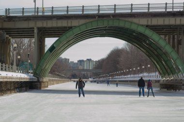 Buz pateni köprünün altında donmuş Rideau kanalı Ottawa 8 Şubat 2017