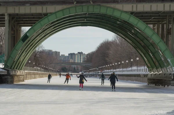Patinaje sobre hielo bajo el puente en el congelado Rideau Canal Ottawa Feb 8, 2017 — Foto de Stock