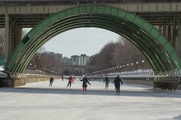 Skridskoåkning under bron på frysta Rideau Canal Ottawa 8 Feb 2017 — Stockfoto