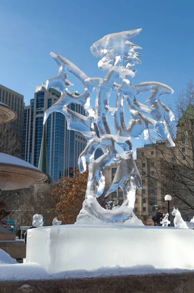 Criatura escultura de hielo en Winterlude, Ottawa, Feb 8, 2017 — Foto de Stock