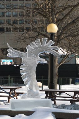 Karga buz heykeli, Winterlude, Ottawa, 8 Şubat 2017 kartal.