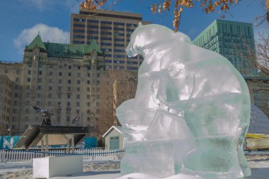 Kutup ayısı buz heykel oyma, Winterlude, Ottawa, 8 Şubat 2017