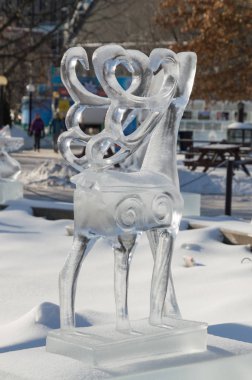 Ren geyiği buz heykel oyma 8 Şubat 2017 Winterlude, Ottawa,