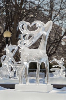 Ren geyiği buz heykel oyma 8 Şubat 2017 Winterlude, Ottawa,