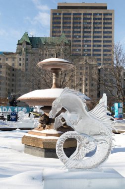 Denizatı buz heykeli Winterlude, Ottawa, 8 Şubat 2017 oyma