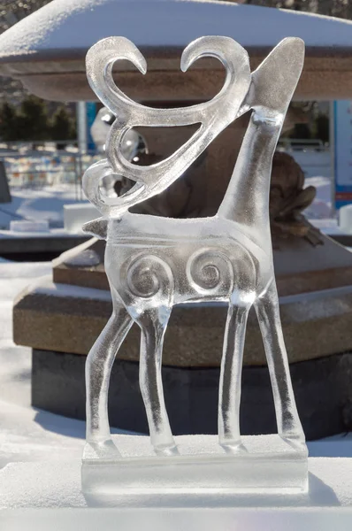 Escultura de hielo de reno tallada en Winterlude, Ottawa, Feb 8, 2017 — Foto de Stock