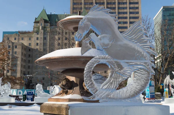 Escultura sobre hielo de caballito de mar tallada en Winterlude, Ottawa, 8 de febrero de 2017 — Foto de Stock