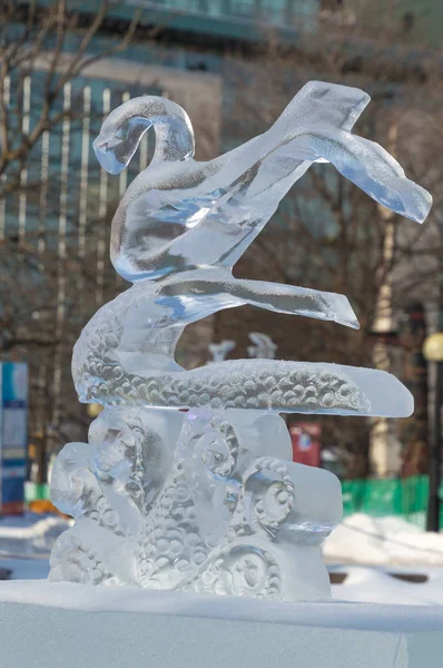 Kuş buz heykeli Winterlude, Ottawa, 8 Şubat 2017 oyma