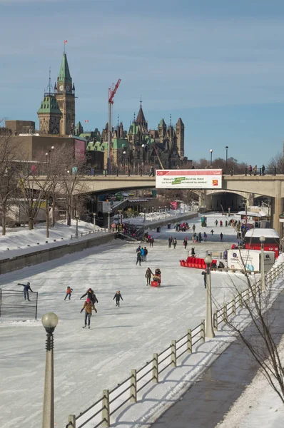 Crowds Patinaje sobre hielo en el canal Rideau, Winterlude, Ottawa, Feb 8, 2017 — Foto de Stock