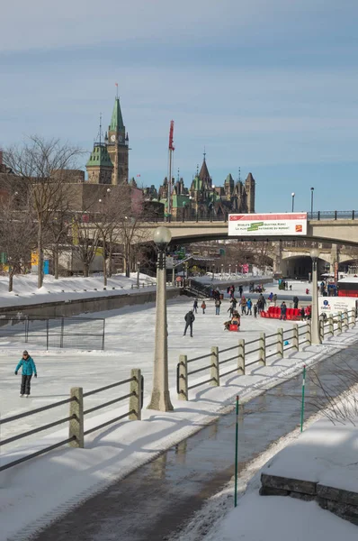 Crowds Patinaje sobre hielo en el canal Rideau, Winterlude, Ottawa, Feb 8, 2017 — Foto de Stock