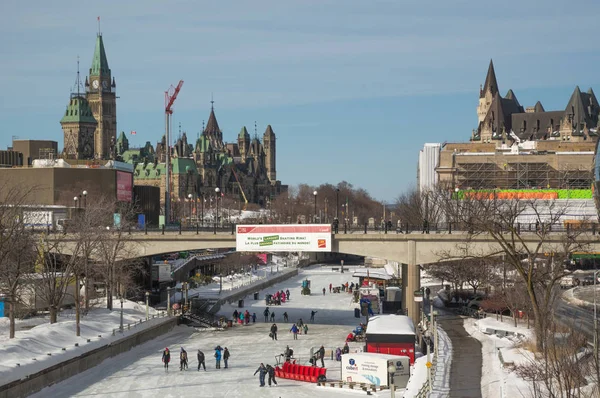 Crowds Patinaje sobre hielo en el canal Rideau, Winterlude, Ottawa, Feb 8, 2017 — Foto de Stock