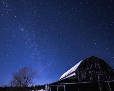 Kışın yıldız ile gece kırsal kulübeler
