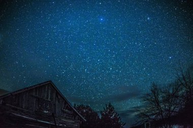Yıldızlar ve Samanyolu ile gece kırsal Ontario Log Cabin ahır.