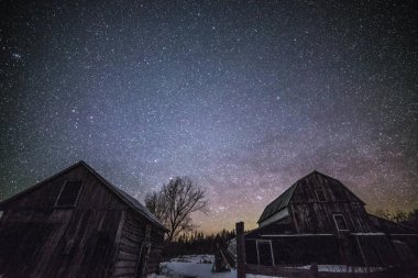 Kırsal günlük kabin ahır ile yıldızlar ve Samanyolu ve kar ve ağaçlar bir Ontario çiftlikte gece