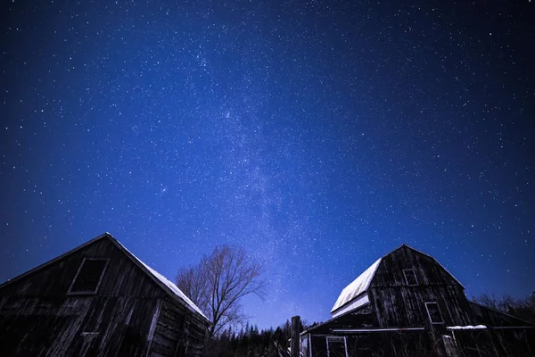 Graneros rurales por la noche con estrellas en invierno — Foto de Stock