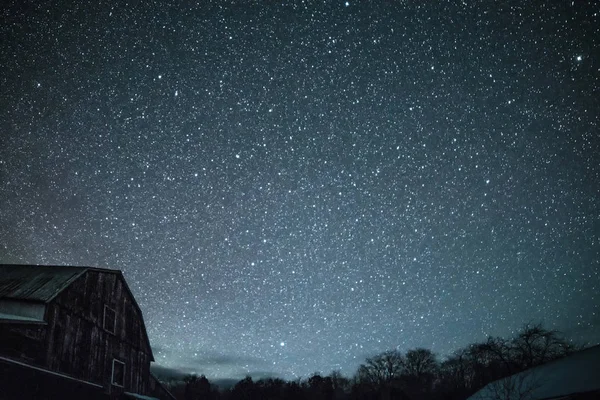 Granges rurales la nuit avec des étoiles en hiver — Photo