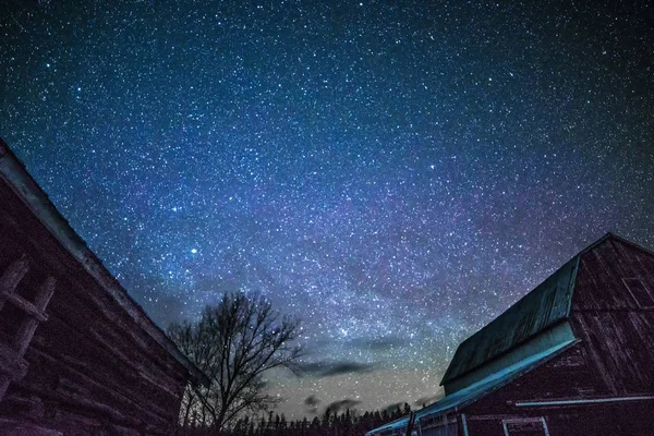 Graneros rurales por la noche con estrellas en invierno — Foto de Stock