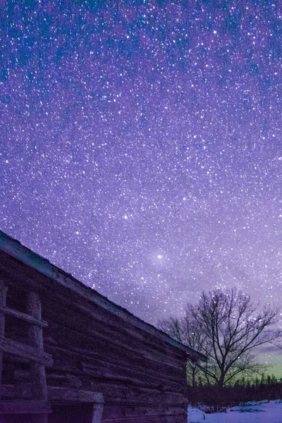 Granero de cabañas de troncos rurales por la noche con estrellas y vía láctea — Foto de Stock