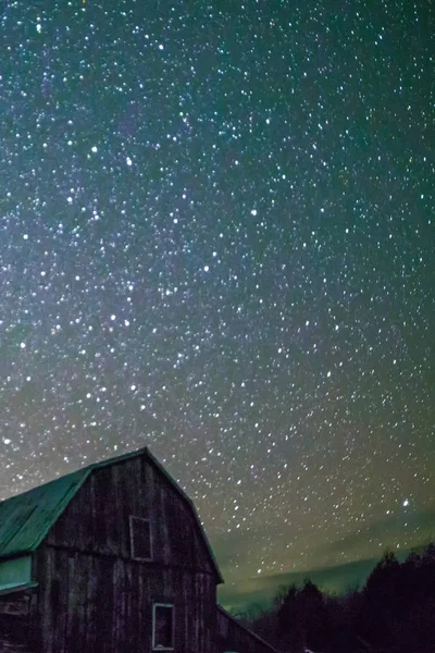 Granges rurales la nuit avec des étoiles en hiver — Photo