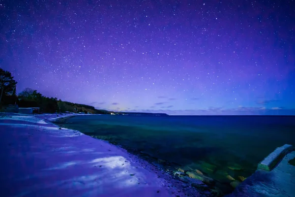 Dyers Bay, péninsule Bruce la nuit avec la voie lactée et étoile — Photo