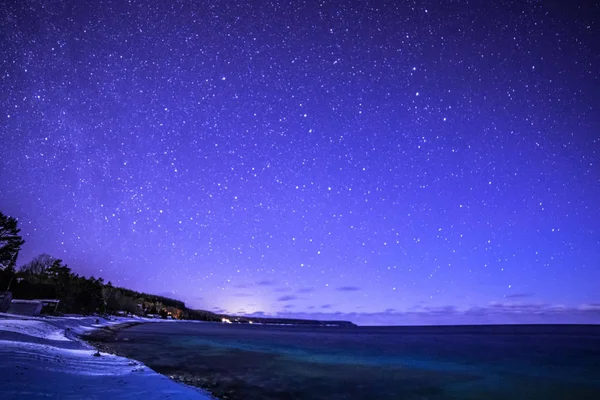 Dyers Bay, péninsule Bruce la nuit avec la voie lactée et étoile — Photo