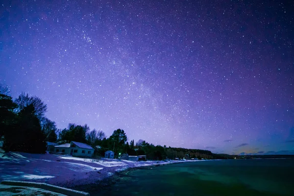 Dyers Bay, péninsule Bruce la nuit avec la voie lactée et étoile — Photo