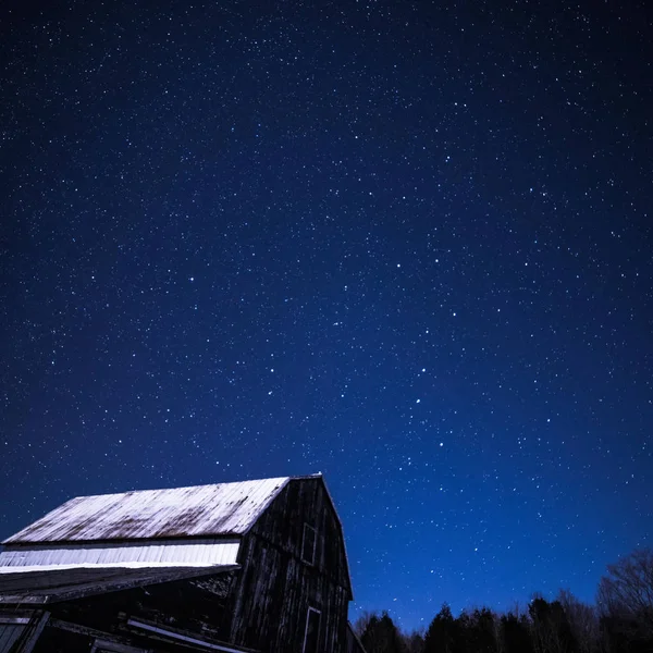 Granero Cabañas Troncos Rurales Por Noche Con Estrellas Vía Láctea — Foto de Stock