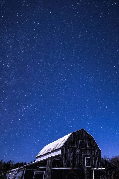 Rural barns at night with stars in winter — Stock Photo, Image