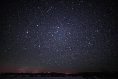 Kırsal kış manzara ağaçlar ve yıldız ile gece