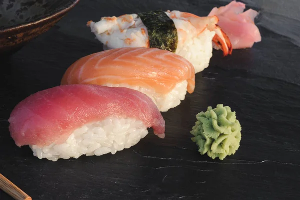 Japoński sushi na czarnym kamieniu — Zdjęcie stockowe