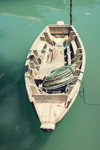 Деревянная лодка в зеленой воде — стоковое фото
