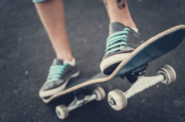 Buz pateni yaparken kaykaycılar ayak yakın