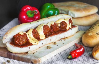 Köfte ve peynir ile ev yapımı alt sandviç