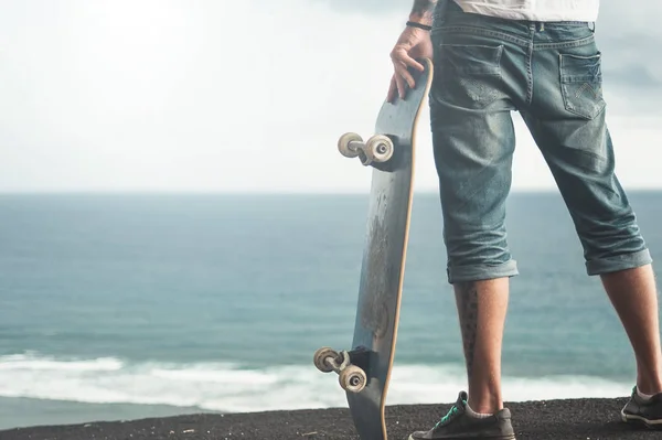 Vista trasera de un patinador de pie en una alta montaña — Foto de Stock