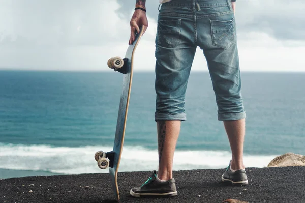 Visão traseira de um patinador em pé em uma montanha alta — Fotografia de Stock