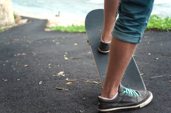 Закрыть ноги скейтбордистов во время катания на коньках
