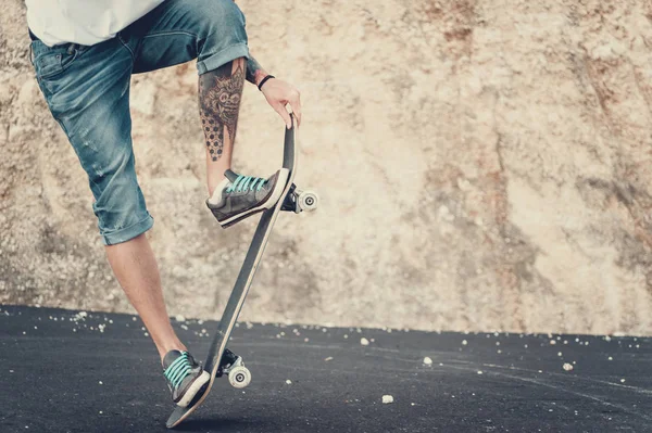 Крупный план ног скейтбордистов — стоковое фото