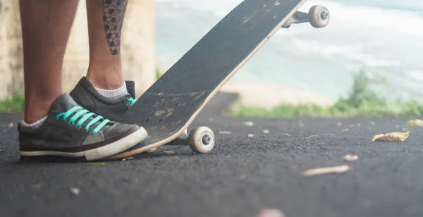 Κοντινό πλάνο της ένα πόδια skateboarders ενώ πατινάζ — Φωτογραφία Αρχείου