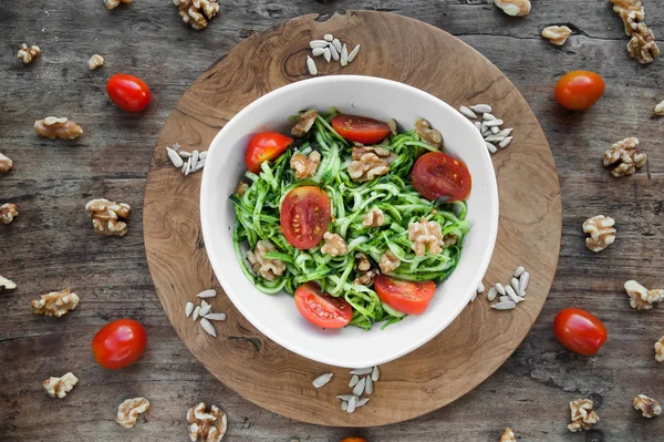 Çiğ kabak pasta Domates ve ceviz beyaz kase pesto ile ile. Yukarıdan görüntülemek — Stok fotoğraf