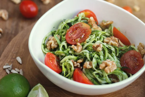 Çiğ kabak pasta Domates ve beyaz kase pesto ile ceviz ile — Stok fotoğraf