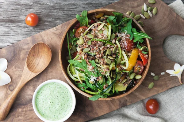 Quinoa, kabak ve ahşap tahta üzerinde ahşap kase Roka Salatası — Stok fotoğraf