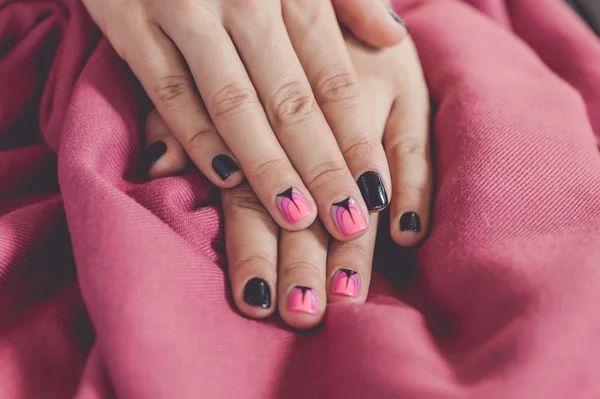 美丽指甲油设计，黑色和粉红色的指甲艺术修指甲 — 图库照片