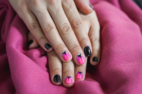美丽指甲油设计，黑色和粉红色的指甲艺术修指甲 — 图库照片